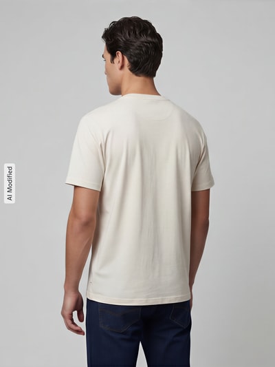 Männermodel trägt T-Shirt mit Label-Stitching und Rundhalsausschnitt von Scotch & Soda in Offwhite, reine Baumwolle, Rückenansicht, Ganzkörperansicht Rückansicht.