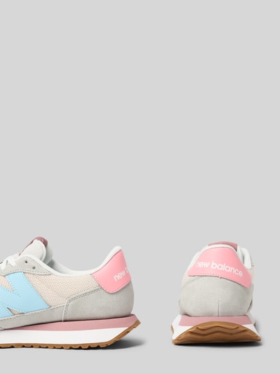 Productfoto, Sneaker aus Leder-Mix mit Logo-Detail van New Balance in leermix, afgeronde pasvorm, logodetail, vetersluiting, profielzool, hakhoogte maat 39: 3 cm, schachthoogte maat 39: 7 cm, schachtbreedte maat 39: 8 cm.