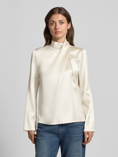 Frauenmodel trägt Regular Fit Langarmbluse aus Satin von Jake*s Collection in Creme mit glatter Oberfläche, Ganzkörperansicht von vorne.