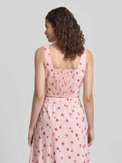 Frauenmodel trägt Crop Top im Allover-Look mit Smok-Details von JAKE*S STUDIO WOMAN in Rosa mit roten Mustern aus reiner Baumwolle, Ganzkörperansicht Rückansicht.