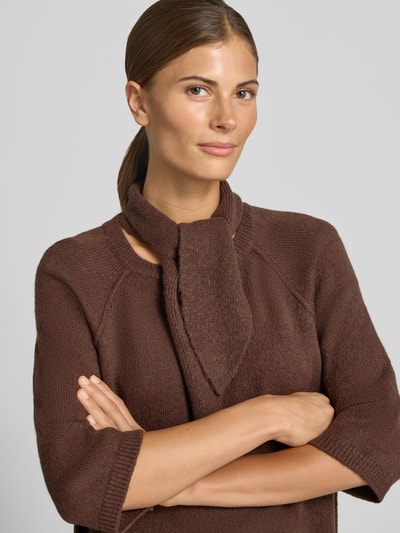 Frauenmodel trägt Strickshirt mit Schal und Rundhalsausschnitt von Smith and Soul in Braun, elastischer Material-Mix, Nahaufnahme Oberkörper.
