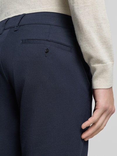 Männermodel trägt Stoffhose mit französischen Eingrifftaschen von Christian Berg Men, dunkelblau, feine Textur, Detailaufnahme Gesäßbereich