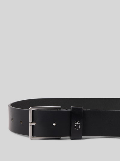 Produktfoto, Gürtel aus Leder mit Dornschließe von CK Calvin Klein in klassischer Form, schwarz, 3,5 cm Breite, Label-Detail, Echtleder, glatte Textur
