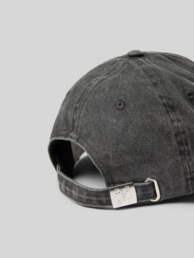 Produktfoto, Base Cap mit Logo-Patch von Closed z bawełny, tkanina stylizowana na denim, wyhaftowany napis, regulowane zapięcie strapback