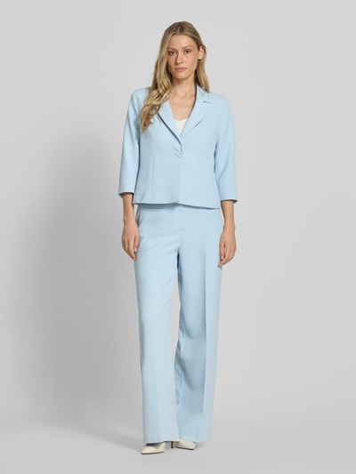 Frauenmodel trägt Blazer mit Reverskragen und 3/4-Arm von More & More in Hellblau, Material-Mix mit Stretch-Anteil, taillierter Schnitt, Ganzkörperansicht von vorne.