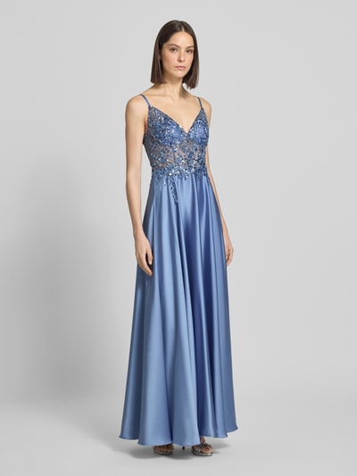Modelka kobieca ma na sobie 'Abendkleid mit floralem Pailettenbesatz' od Laona, niebieski kolor, krój slim fit, transparentny fason, florystyczne przeszycia, szerokość w rozmiarze 36: 34 cm, widok całej sylwetki z przodu