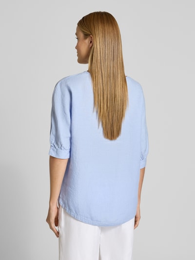 Frauenmodel trägt Leinenbluse mit Kordelzug und Rundhalsausschnitt von Fynch-Hatton, hellblau, reines Leinen, Rückansicht, Ganzkörperansicht.