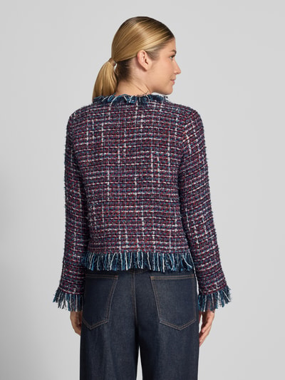 Modelka nosi Regular Fit Blazer mit Fransen von Rich & Royal, mieszanka bawełny, okrągły dekolt, frędzle, długość tyłu w rozmiarze S: 51 cm, szerokość w rozmiarze S: 40 cm, długość rękawów w rozmiarze S: 58 cm, widok całej sylwetki od tyłu