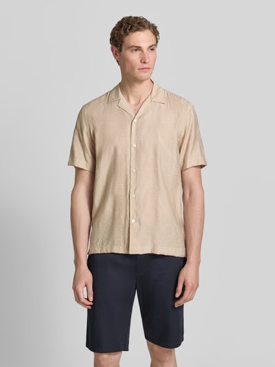 Männermodel trägt Modern Fit Freizeithemd mit Strukturmuster von Lindbergh aus Viskose-Mix, Reverskragen, Knopfleiste, Ganzkörperansicht von vorne.