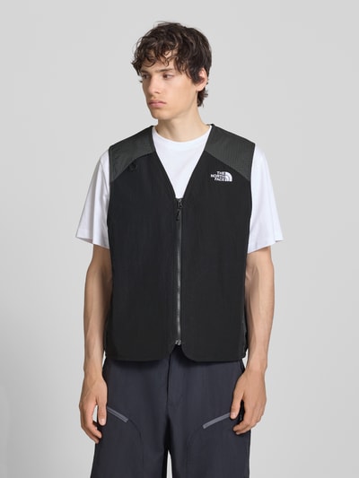 Männermodel trägt Regular Fit Weste mit Logo-Stitching von The North Face, Schwarz, Material-Mix, Reißverschluss, V-Ausschnitt, Ganzkörperansicht von vorne, Rückenlänge 63 cm, Schulterbreite 42 cm, Brustweite 58 cm.