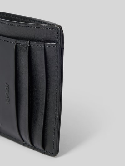 Produktfoto, Kartenetui aus Leder mit RFID-Blocker Modell 'manciano itys' von JOOP! COLLECTION, schwarze Farbe, rechteckig, glatte und strukturierte Oberfläche, sichtbare Einsteckfächer, Label-Detail, Herrenaccessoire