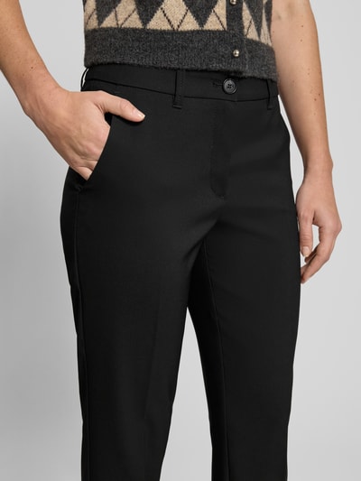 Frauenmodel trägt Stoffhose mit Bügelfalten von Betty Barclay, schwarzer Material-Mix mit Stretch-Anteil, schmaler Schnitt, Nahaufnahme Oberkörper.