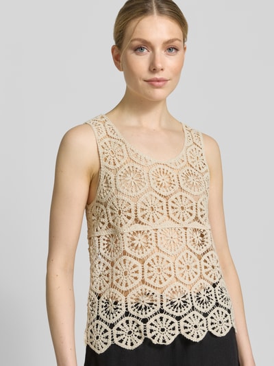 Kobiece modelka nosi Regular Fit Blusentop aus Baumwoll-Mix Modell 'ELSA' od Vero Moda w kolorze beżowym, z ażurowymi detalami, krój regular fit, długość cropped, dekolt okrągły, bez rękawów; widok z przodu, zbliżenie na górną część ciała.