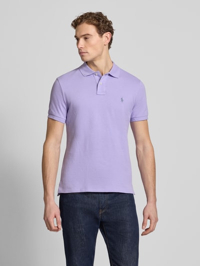 Męski model nosi Slim Fit Koszulkę polo z czystej bawełny od Polo Ralph Lauren, efekt: jednolity kolor, piqué, przód, zdjęcie całej sylwetki.