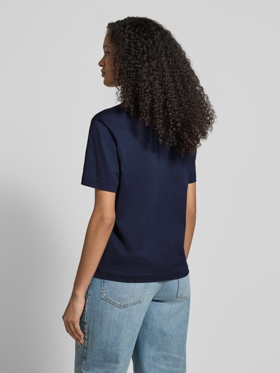 Modelka kobieca nosi Relaxed Fit T-Shirt aus reiner Baumwolle od Lacoste Sport, gładki, krój relaxed fit, bawełna, widok z tyłu