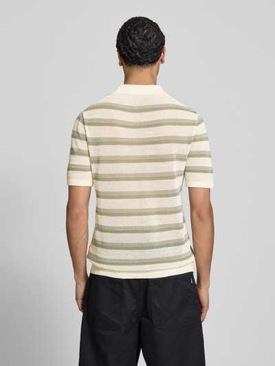 Männermodel trägt Regular Fit Poloshirt aus reiner Baumwolle von Pepe Jeans, Optik:Allover-Muster, Label-Patch, Strick, Ganzkörperansicht Rückansicht.