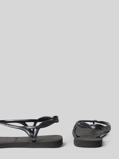 Produktfoto, Sandalen mit Logo-Detail von Havaianas in Schwarz, abgerundete Passform, offene Ferse, Zehentrenner, Absatzhöhe 1 cm bei Größe 39/40, strukturierte Oberfläche