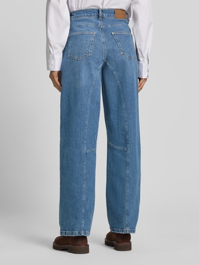 Frauenmodel trägt Relaxed Fit Jeans mit Eingrifftaschen Modell 'Bine Ada Cut' von MSCH Copenhagen in Blau, Ganzkörperansicht Rückansicht. Baumwoll-Elasthan-Mix, Bundweite Größe S 38 cm, Innenbeinlänge 78 cm.