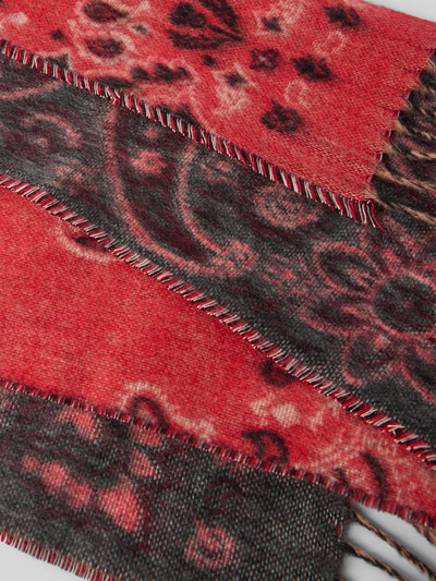 Produktfoto, Schal mit Paisley-Muster und Fransen-Abschluss von FRAAS, rote und schwarze Farbtöne, Rechteckform, sichtbares Label, Strukturdetails