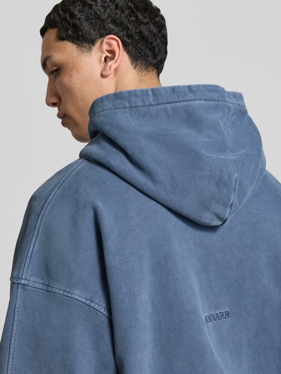 Männermodel trägt Oversized Sweatjacke aus Baumwolle von ANNARR in Blau mit elastischen Abschlüssen, Balloon-Look, Nahaufnahme Rückansicht.