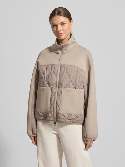 Frauenmodel trägt Jacke mit Steppnähten und Zweiwege-Reißverschluss von White Label aus Baumwoll-Mix mit Stretch-Anteil, Regular Fit, Stehkragen, beige Farbtöne, sichtbare Steppstruktur und große Taschen, Ganzkörperansicht von vorne.