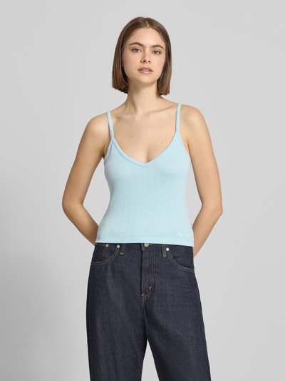 Frauenmodel trägt Trägertop mit Logo Modell 'GJ POINTELLE CAMI' von Guess Jeans in Blau, Slim-Fit, Material-Mix mit Viskose-Anteil, Spaghettiträger, V-Ausschnitt, Rückenlänge bei Größe S 26 cm, Ganzkörperansicht von vorne.