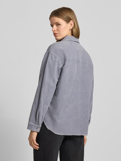 Frauenmodel trägt Regular Fit Hemdjacke aus reiner Baumwolle Modell 'MAIKO-BITTEN' von Only, unifarbenes Cord, Rückansicht, Ganzkörperansicht.
