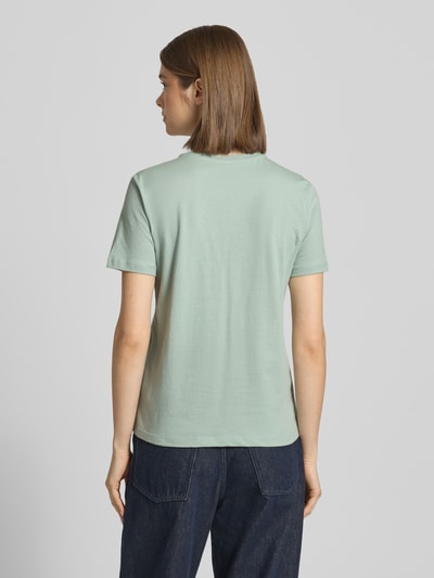Frauenmodel trägt Regular Fit T-Shirt aus reiner Bio-Baumwolle Modell 'POLLY' von Only in Optik: Unifarben, Jersey-Struktur, Ganzkörperansicht Rückansicht.