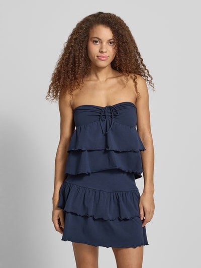 Frauenmodel trägt Bandeau-Top im Stufen-Look mit Schnürung von REVIEW aus Baumwoll-Elasthan-Mix, Regular-Fit, dunkelblau, Ganzkörperansicht von vorne. Rückenlänge bei Größe S: 32 cm.