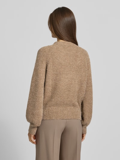 Frauenmodel trägt Strickjacke mit Zweiwege-Reißverschluss Modell 'Dosmic' von Opus, Material-Mix mit Stretch-Anteil, Regular-Fit, Stehkragen, Rückenlänge 59 cm, Ärmellänge 63 cm, in Beige- und Brauntönen, strukturierte Oberfläche, Ganzkörperansicht Rückansicht.