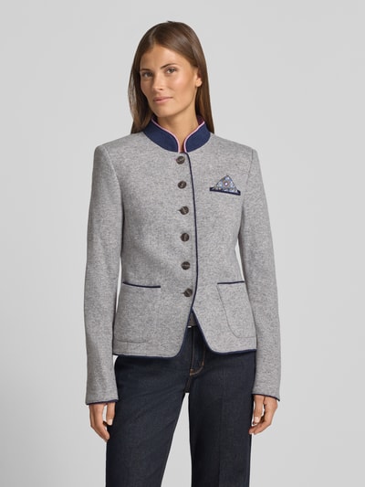 Vrouwenmodel draagt grijze blazer uit wolmix met knoopsluiting, pochet, steekzakken, getailleerd model van White Label, frontaal totaalbeeld. Ruglengte maat 36: 52 cm, borstwijdte maat 36: 46 cm, mouwlengte maat 36: 64 cm.