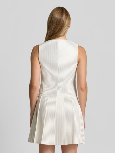 Frauenmodel trägt Regular Fit Weste mit Streifenmuster Modell 'AUMARE' von HUGO, Optik:Allover-Muster, angedeutete Leistentaschen, Ganzkörperansicht Rückansicht.