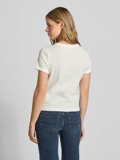 Frauenmodel trägt Regular Fit T-Shirt aus reiner Baumwolle von Marc O'Polo Denim in Weiß mit feiner Rippstruktur, Damen T-Shirt, Ganzkörperansicht Rückansicht.