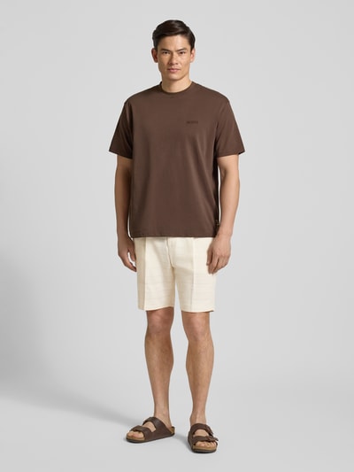 Männermodel trägt Shorts mit Strukturmuster und Eingrifftaschen von Zuitable aus reiner Baumwolle, Straight Fit, Ganzkörperansicht von vorne.