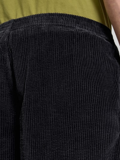 Männermodel trägt Shorts mit elastischem Bund Modell 'PADOW' von American Vintage aus schwarzem Cord, reine Baumwolle, Nahaufnahme Oberkörper.