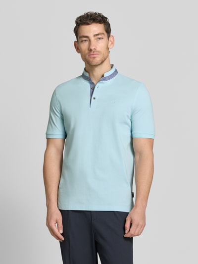 Männermodel trägt Regular Fit Poloshirt mit Stehkragen und Logo-Stitching von bugatti in Hellblau, Reine Baumwolle, Ganzkörperansicht von vorne, kurze Knopfleiste, Label-Detail, Rückenlänge bei Größe M 70 cm.