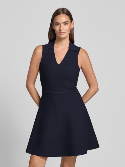 Frauenmodel trägt dunkelblaues, ärmelloses Freizeitkleid aus Viskose-Mix Modell 'FAYALAN' von BOSS, Ganzkörperansicht von vorne. Damen Freizeitkleid.
