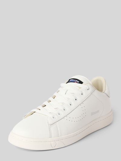 Produktfoto, Sneaker aus echtem Leder Modell 'LOWELL01' von Blauer USA in Weiß, runde Form, strukturierte Sohle, Label-Print, Belüftungslöcher.