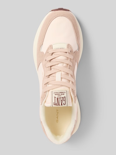 Produktfoto, Sneaker aus Leder-Mix mit Logo-Detail Modell 'Beywin' von Gant, beige-rosafarbene Oberfläche, abgerundete Passform, Schnürverschluss, strukturierte Texturen, sichtbare Gant-Logo-Applikation, Kontext: Damen Sneaker, Absatzhöhe 3 cm, Schafthöhe 7 cm, Schaftweite 9 cm