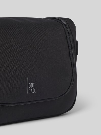 Produktfoto, Kulturbeutel mit Logo-Detail von Gotbag aus schwarzem Material mit Strukturmuster, Reißverschluss, Steckfächer innen, Breite 26 cm, Länge 16 cm, Tiefe 10 cm