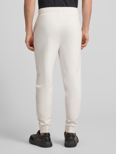 Männermodel trägt Regular Fit Jogginghose aus reiner Baumwolle Modell 'DAYOTE232' von HUGO, Optik: Unifarben, Ganzkörperansicht Rückansicht.