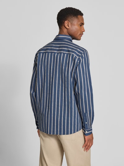 Männermodel trägt Regular Fit Freizeithemd mit Kentkragen von bugatti, blau mit weißen Streifen, Baumwoll-Mix, Ganzkörperansicht Rückansicht.