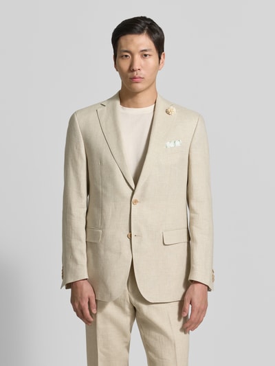 Männermodel trägt Regular Fit Anzugjacke aus Leinen-Mix Modell 'Tannon' von Carl Gross in Beige, Reverskragen, floraler Zierbesatz, Brusttasche mit Einstecktuch, Pattentaschen, 2-Knopfleiste, Leinen-Mix mit Woll-Anteil und Viskose-Anteil, Ganzkörperansicht von vorne.