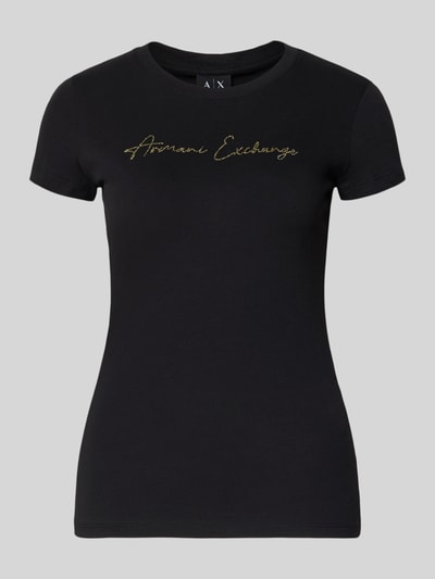 Frauenmodel trägt T-Shirt mit Logo und Rundhalsausschnitt von ARMANI EXCHANGE, schwarz, Slim Fit, reine Baumwolle, Ganzkörperansicht von vorne.