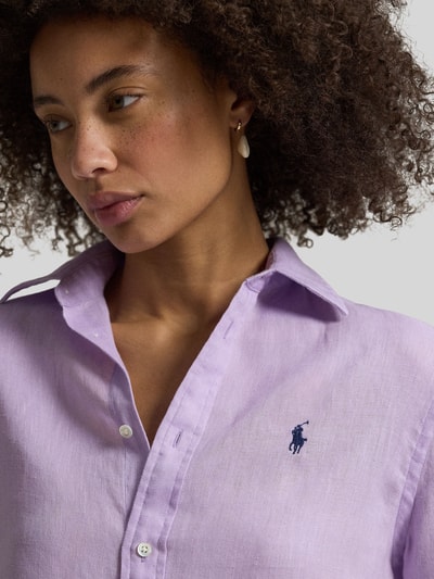 Vrouwenmodel draagt 'Hemdbluse aus reinem Leinen' van Polo Ralph Lauren in lila, losse snit, knoopsluiting, label-stitching, close-up bovenlichaam.