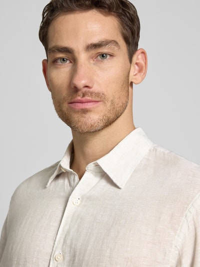 Männermodel trägt Regular Fit Leinenhemd aus reinen Leinen Modell 'Lawrence' von Jack & Jones Premium, Kentkragen, beige, Nahaufnahme Oberkörper.