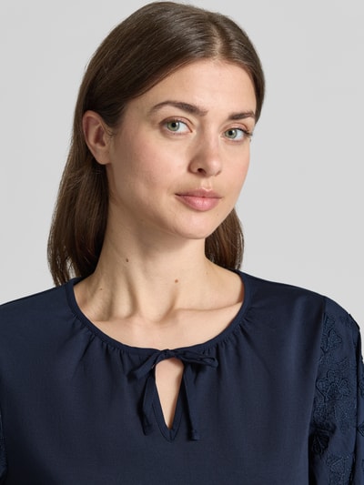 Frauenmodel trägt Regular Fit Blusentop aus Baumwoll-Mix von Tom Tailor, unifarbenes Jersey, V-Ausschnitt, kurzarm, Nahaufnahme Oberkörper.