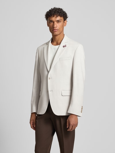Männermodel trägt Slim Fit 2-Knopf-Sakko mit Pattentaschen von ATELIER TORINO in Beige, glatte Textur, Ganzkörperansicht von vorne, Material-Mix mit Baumwoll-Anteil, Reverskragen, Rückenlänge 71 cm, Schulterbreite 46 cm, Ärmellänge 65 cm.