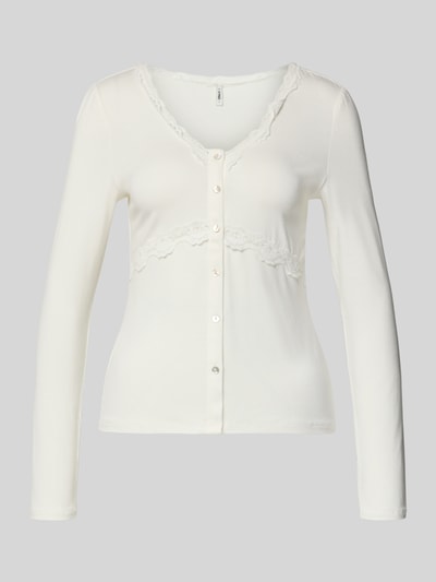 Produktfoto, weißes Slim Fit Langarmshirt aus Viskose-Mix Modell 'SINI' von Only mit V-Ausschnitt, Knopfleiste und Spitzen-Details