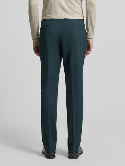 Männermodel trägt Regular Fit Anzughose mit Viskose Anteil von s.Oliver BLACK LABEL, unifarben, mit Gürtelschlaufen und Gesäßtaschen, Ganzkörperansicht Rückansicht.